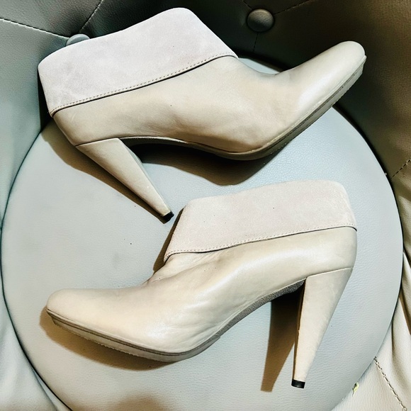 Coach leather contrasting suede upper ankle booties -sz 8.5 - Picture 2 of 8